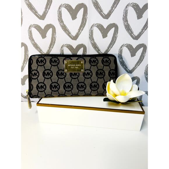 Michael Kors Monogram Zip Wallet – Classic Logo Prin - Picture 1 of 5